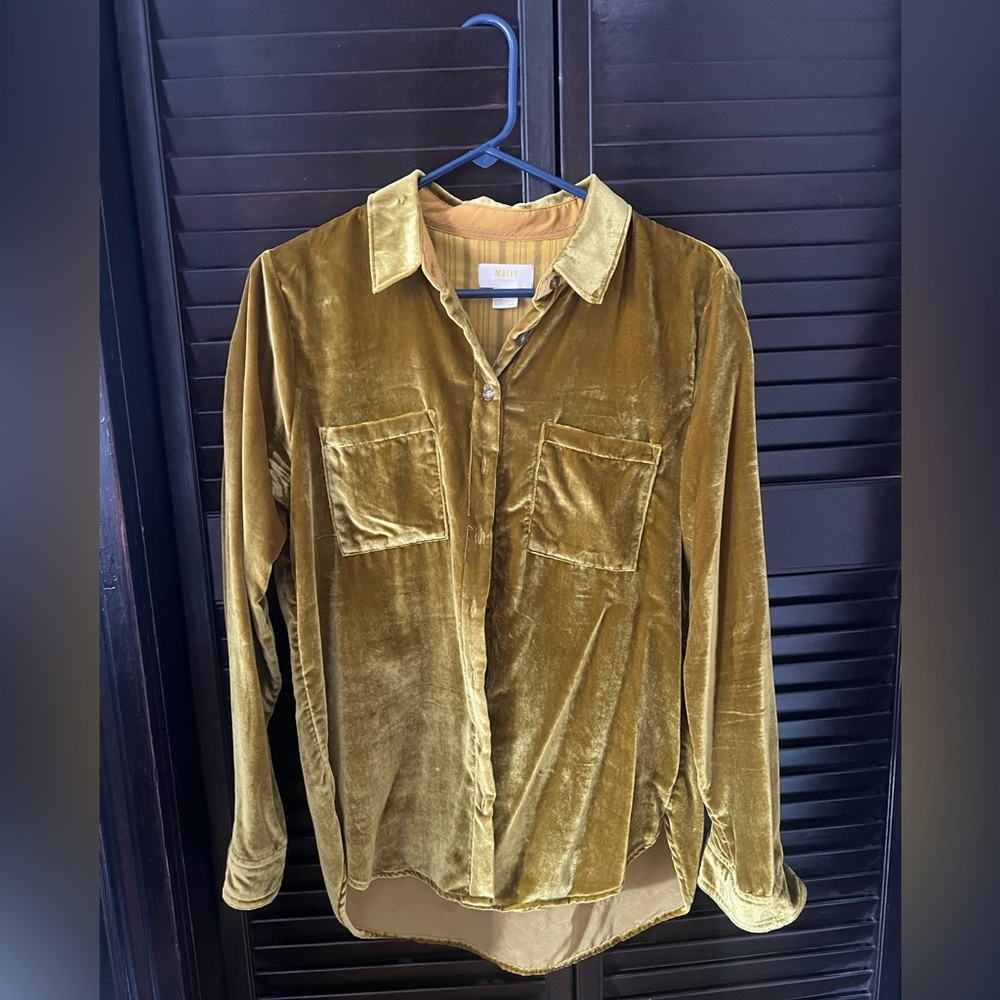 Anthropologie Women’s Maeve Karina Velvet Button Down Shirt. Size 6. Worn once.